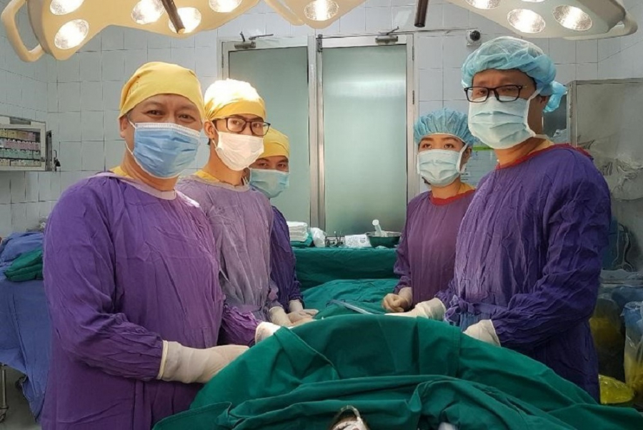 Ekip thực hiện ca phẫu thật lấy dị vật cho bệnh nhân 55 tuổi bị tâm thần phân liệt.
