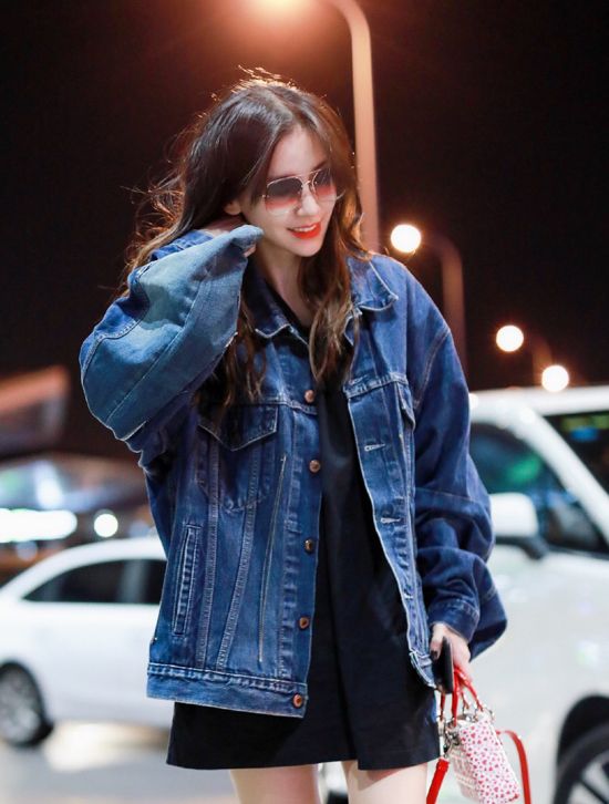 Áo phông freesize mặc kiểu giấu quần kết hợp denim và sneaker cao cổ