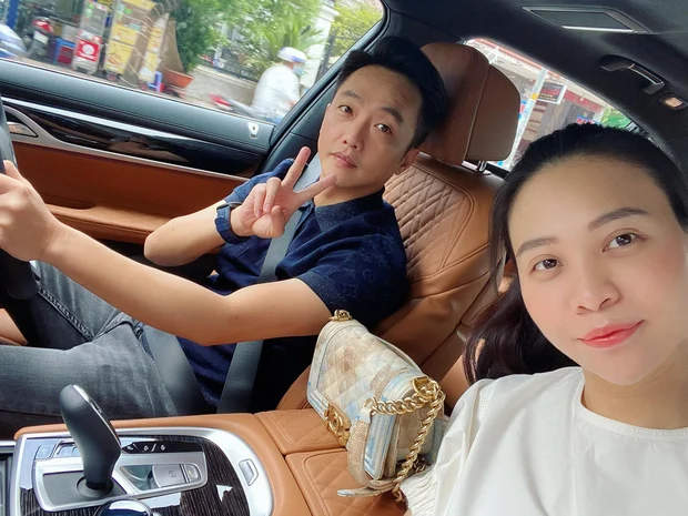 Đàm Thu Trang - Cường Đô La đến hẹn lại cùng nhau trốn con đi hẹn hò riêng vào cuối tuần. Dù đã lên chức bố mẹ nhưng cặp đôi vẫn tạo dáng nhí nhảnh như những cô cậu thanh niên mới yêu. Cường Đô La viết: 