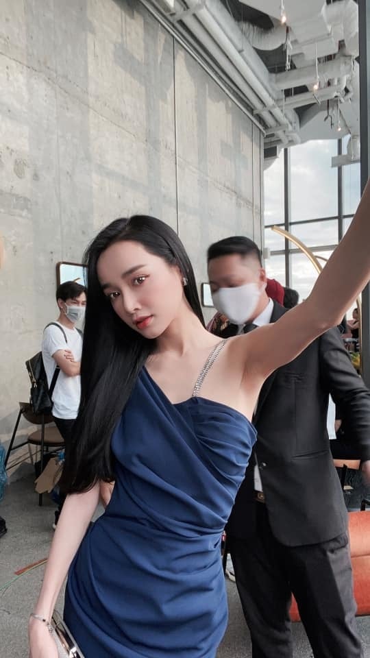 nha-phuong-len-do-tao-dang-kieu-ky-trong-xe-hop-tien-ty-2d8-5235881