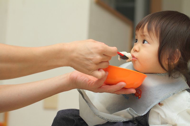 Cho trẻ ăn dặm quá sớm sẽ gây ảnh hưởng đến sức khỏe của bé.