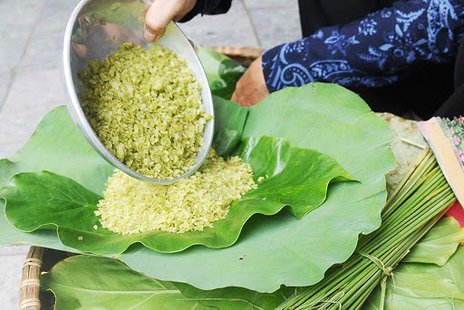 Để chọn được cốm tươi ngon nhất, bạn nên mua vào buổi sáng. Cốm buổi chiều dễ bị khô, cứng và không còn hương vị tươi ngon. Cốm mua về nên ăn ngay trong ngày.