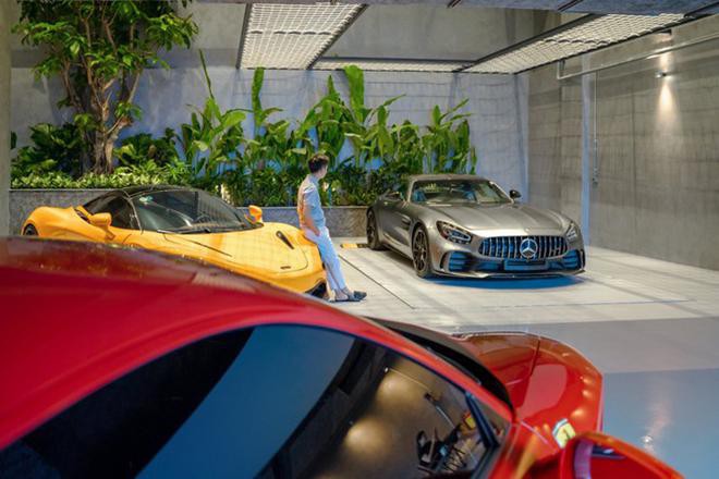 Cường Đô la ưu ái đặt hai chiếc siêu xe của mình ở vị trí đẹp nhất. Đó là chiếc McLaren 720S màu cam và Ferrari 488GTB Spider màu đỏ.