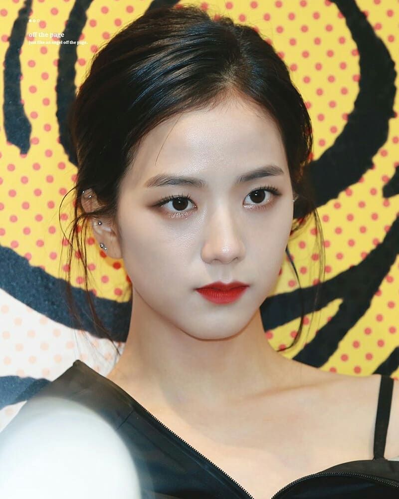 Jisoo sở hữu cho mình khuôn mặt nhỏ cùng ngũ quan hài hòa thanh tú tạo nên khí chất nhẹ nhàng xinh đẹp như nữ thần mùa thu. Tuy nhiên không phải là 1 khuôn mặt trái xoan hay vline truyền thống, Jisoo lại sở hữu kiểu khuôn mặt trái tim vô cùng đặc biệt.
