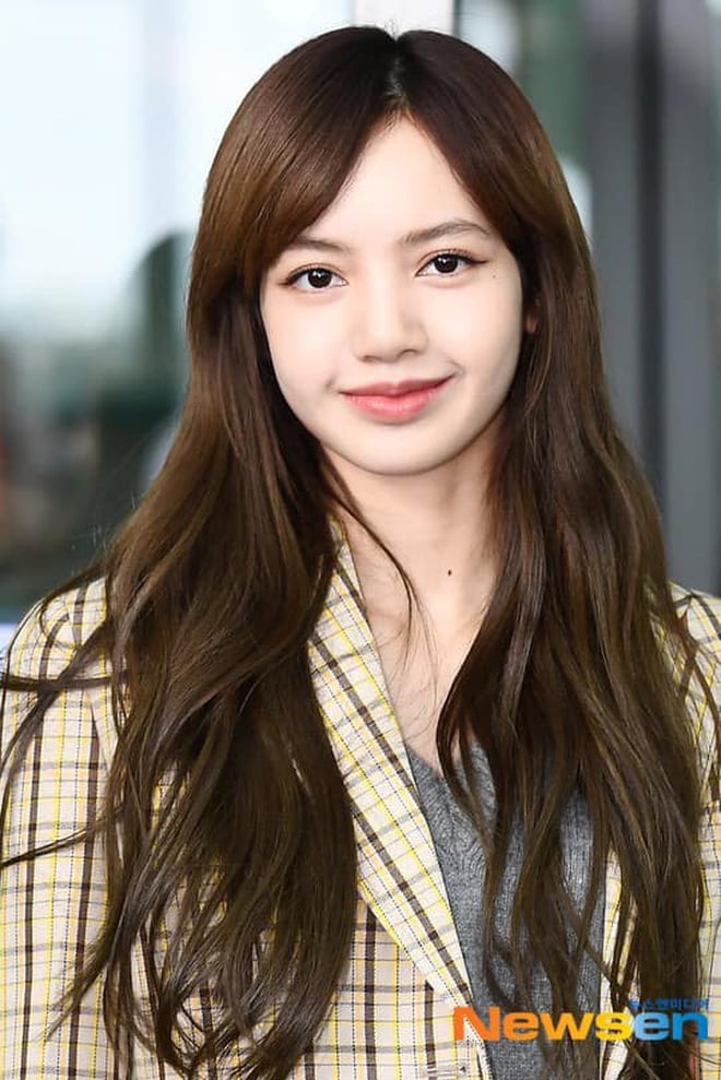 Khuôn mặt Lisa thật sự rất nhỏ và tròn. Cô cũng sở hữu đôi má phúng phính y như Jennie vậy. Lisa có đôi mắt to tròn cùng nụ cười tươi và rất dễ thương