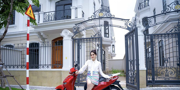 Mới đây, Hương Giang khiến dân tình xuýt xoa trầm trồ khi khoe cận cạnh căn biệt thự cô mới “tậu” cách đây không lâu. Dù chỉ hé lộ sương sương vài khung cảnh phía trước nhưng có thể khẳng định căn biệt thự Hương Giang sở hữu có giá trị không hề nhỏ, lên tới con số hàng tỷ vì độ bề thế, tráng lệ. Theo tiết lộ của quản lý Hương Giang, cô đã mua căn biệt thự này được một thời gian, khi được hỏi về số tiền anh xin phép từ chối trả lời.