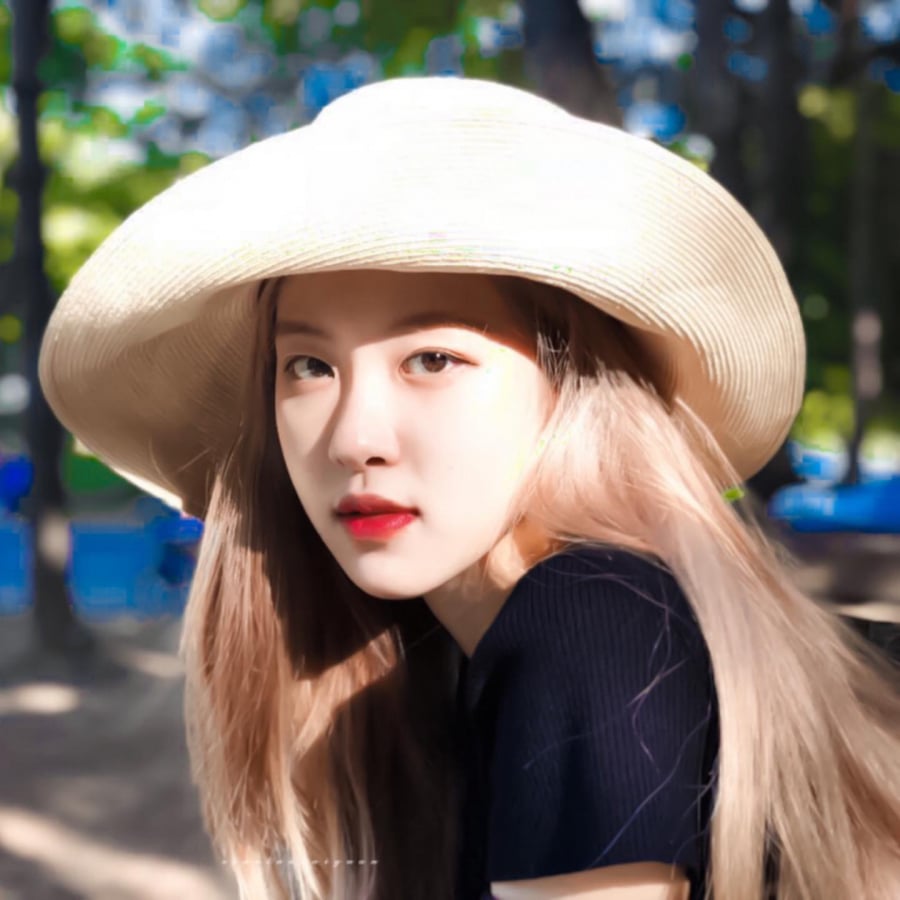 Chiếc cằm của Rosé có độ dài và dáng V-line hoàn hảo. Khi cười, Rosé sẽ lộ ra đôi gò mà cao nhưng tròn đầy, đây theo nhân tướng học chính là 1 khuôn mặt đầy phúc khí, rạng rỡ và luôn hạnh phúc.