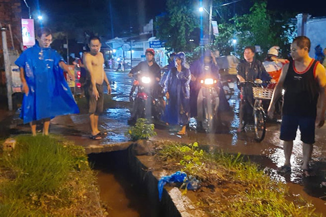 Hàng trăm người tích cực tìm kiếm nạn nhân trắng đêm, đến sáng nay vẫn chưa có kết quả