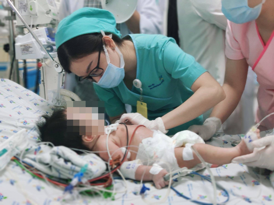 Bệnh nhi đang được tiếp tục điều trị viêm phổi.