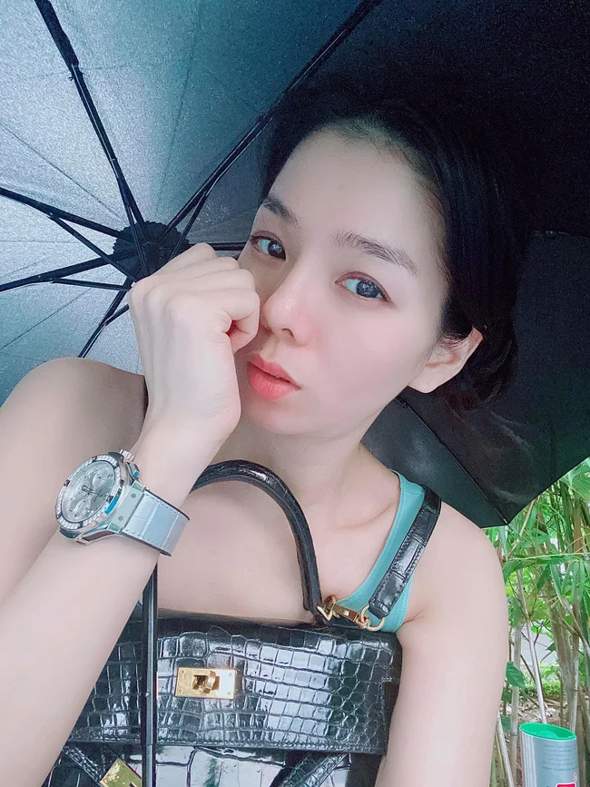 Lệ Quyên vừa chia sẻ khoảnh khắc xinh đẹp. Nhiều người không chỉ chú ý đến nhan sắc của cô mà còn chú ý đến những chia sẻ có phần tâm trạng. Bởi gần đây Lệ Quyên vướng vào tin đồn cặp kè tình trẻ và ly hôn chồng. Cô viết: 