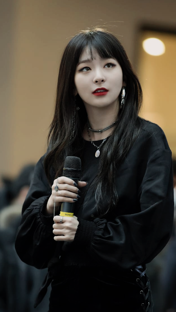Khi cười đôi mắt của Seulgi sẽ lập tức trở thành mắt cười nhìn vô cùng đáng yêu. Khi kẻ eyeliner đậm thì cô lập tức toát lên khí chất girl-crush ngất trời,