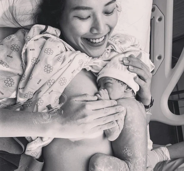 Hoàng Oanh mới chia sẻ khoảnh khắc hai người đàn ông quan trọng nhất cuộc đời cô nằm trên giường chơi đùa. Ánh mắt trìu mến, nụ cười rạng rỡ của hai cha con diễn tả trọn vẹn niềm hạnh phúc. Cô viết: 
