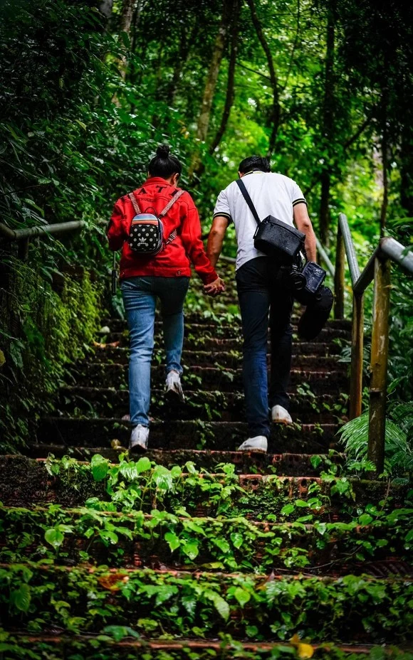 Mới đây, Vân Hugo “chiêu đãi” dân tình loạt khoảnh khắc tình tứ bên chồng sắp cưới. Kể từ ngày Nam tiến, có lẽ đây là lần hiếm hoi Vân Hugo khoe ảnh bên bạn trai, mặc dù vậy diện mạo của anh vẫn được cô khéo léo che chắn để đảm bảo sự riêng tư khi đăng tải lên mạng xã hội. Nhìn khoảnh khắc hạnh phúc của cặp đôi đã đủ chứng minh người đẹp đang có Shbet16 chơi game trực tuyến viên mãn đến nhường nào.
