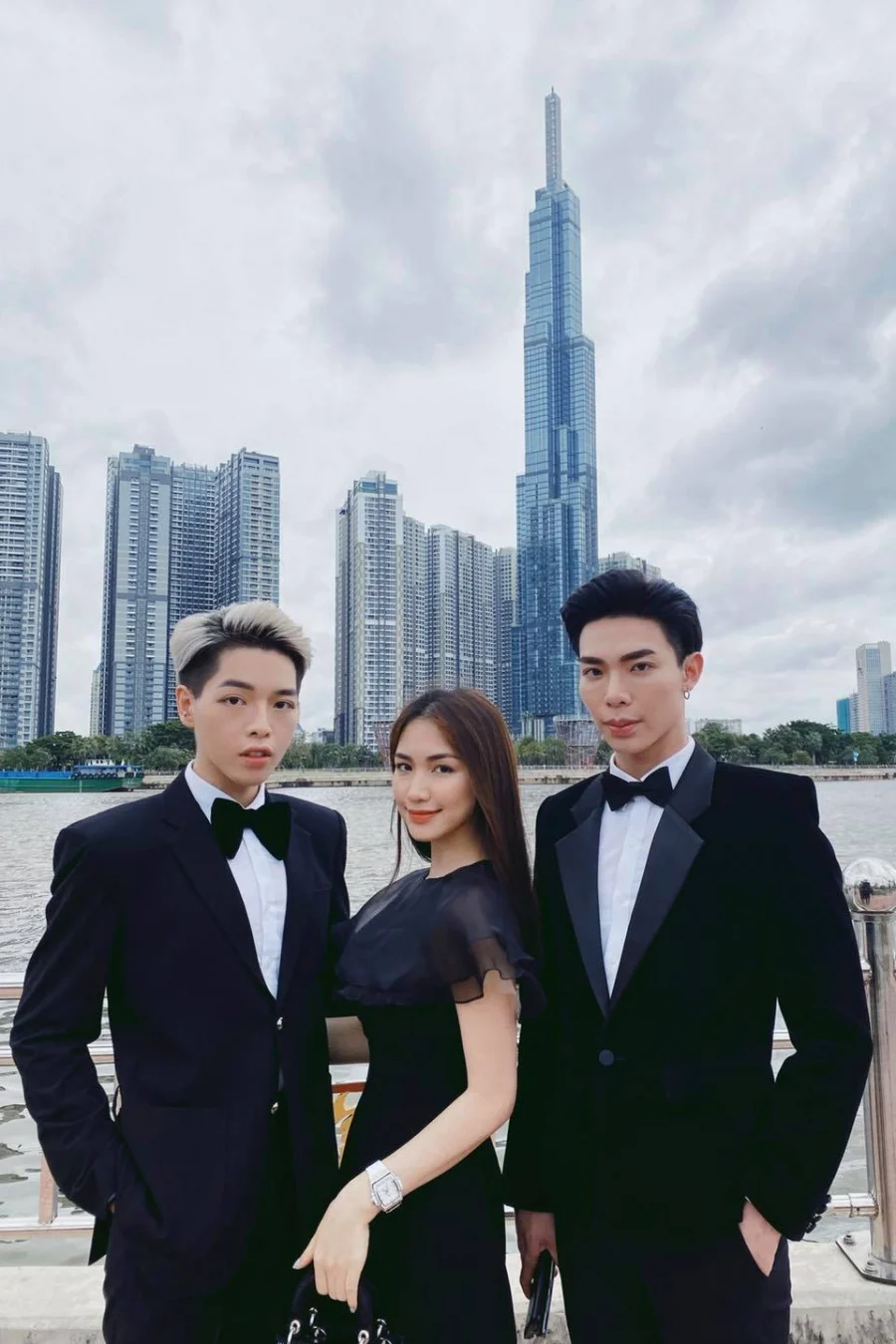 Hòa Minzy đăng tải đoạn video trò chuyện cùng Đức Phúc và Erik, cô và Erik hứa sẽ ủng hộ MV mới của Đức Phúc với điều kiện, Phúc phải tặng họ sổ tiết kiệm nếu như MV đạt top 1 trending. Lúc này, Đức Phúc chợt bối rối. Hai người kia đưa ra con số 500 triệu đồng khiến Đức Phúc hoang mang. Số tiền được hạ dần từ 500 triệu đến 100 triệu. Nhưng cuối cùng Hòa Minzy đã chốt lại: 