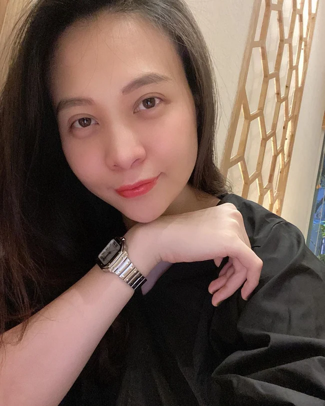 Mới đây, Đàm Thu Trang không ngại khoe cận gương mặt mộc hoàn toàn. Dù khá xinh xắn nhưng Đàm Thu Trang không giấu được khuyết điểm đôi mắt có phần hơi thâm cùng bọng mắt lớn do thiếu ngủ. Cô chia sẻ: 