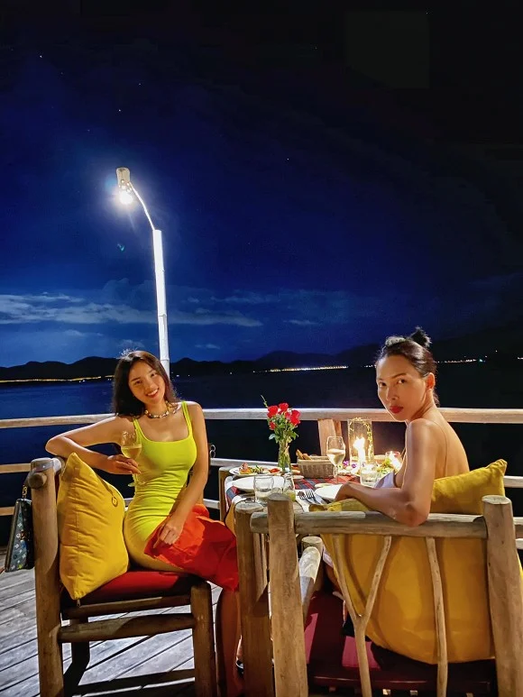 Kỳ Duyên vừa cập nhật khoảnh khắc trải nghiệm cùng Minh Triệu. Qua đây, Kỳ Duyên có đôi lời tâm sự về người bạn đồng hành suốt 2 năm qua. Cô khẳng định Minh Triệu chính là người đồng hành tuyệt vời nhất của cô. Cô nhận thấy bản thân mình có nhiều thiếu sót khiến tình cảm này đôi khi bị sứt mẻ, nhưng đó chỉ là số ít, còn lại chủ yếu là niềm vui. Kỳ Duyên còn đăng ảnh cùng Minh Triệu tận hưởng bữa ăn tối lãng mạn có nến có hoa như một đôi tình nhân: 