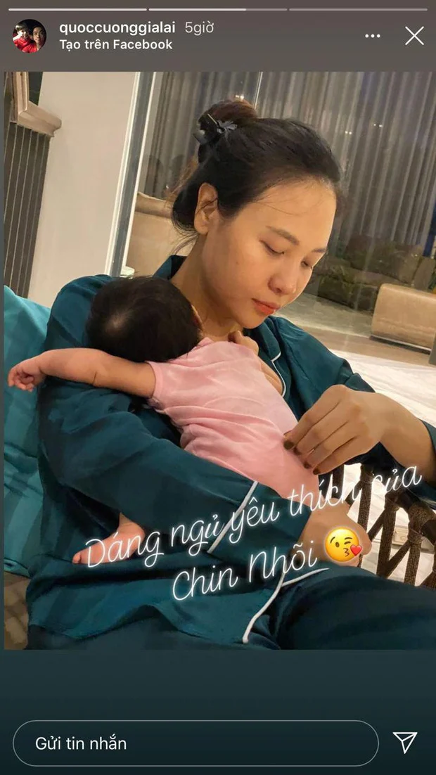 Cường Đô La đăng tải hình ảnh dáng ngủ yêu thích của con gái khi được mẹ Đàm Thu Trang bế và để lộ luôn mặt mộc của vợ lúc ở nhà chăm con. Dễ dàng nhận ra, qua camera thường khuôn mặt Đàm Thu Trang có phần nhợt nhạt. Nhưng tổng thể vẫn rất xinh đẹp, ngũ quan thanh tú không khác biệt quá nhiều khi trang điểm. Ở nhà chăm con nên Đàm Thu Trang cũng quấn tóc và mặc đồ bộ giản dị.