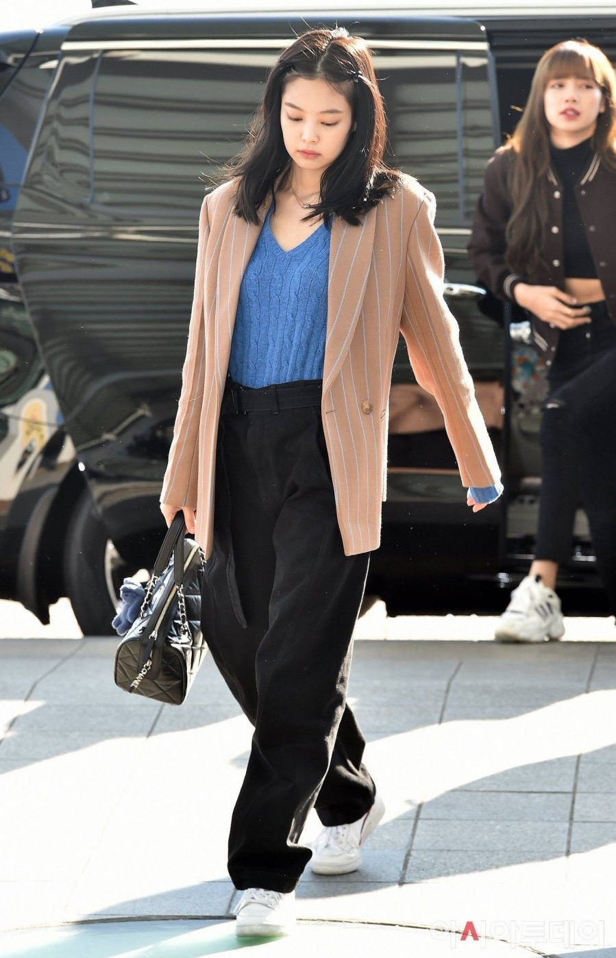 Áo sweater len mỏng + blazer nâu sữa và quần vải ống rộng