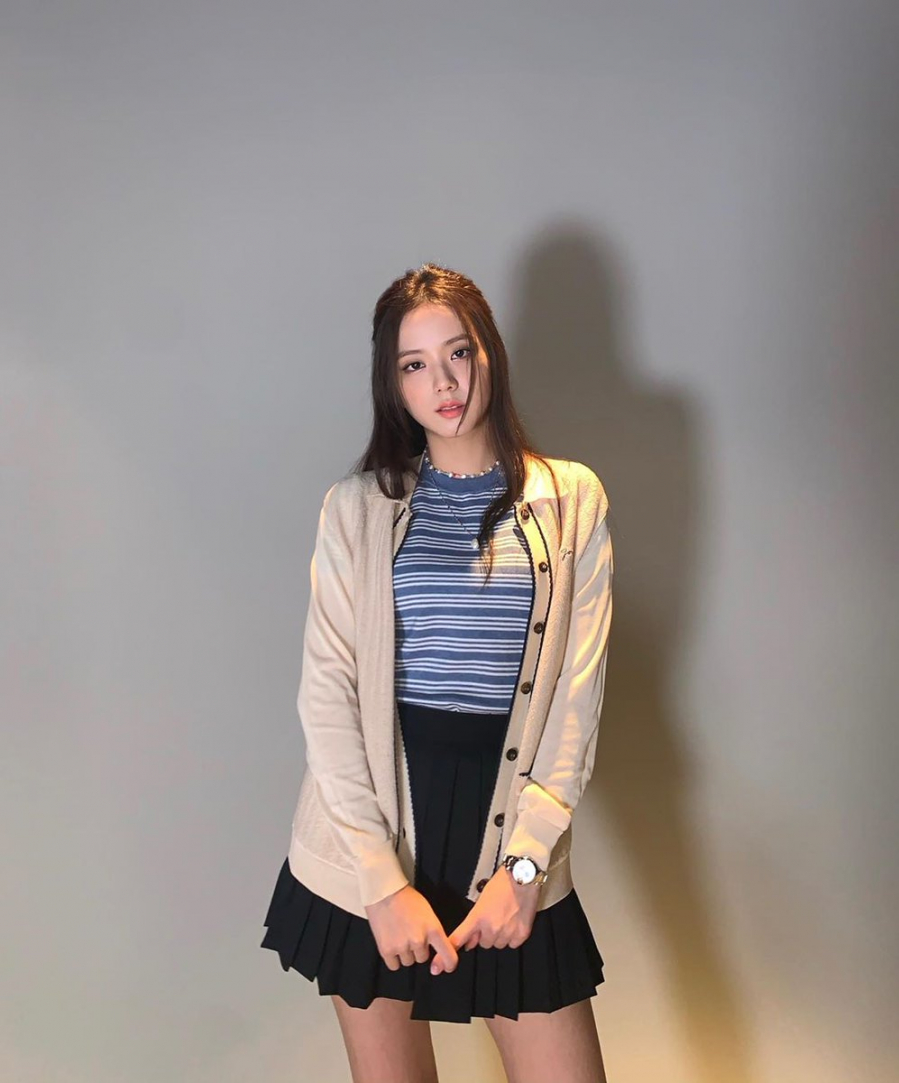 Chân váy tennis cùng cardigan màu be nhẹ nhàng xinh đẹp mà không kém phần sang chảnh