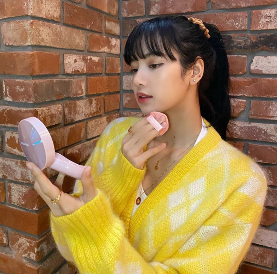 Lisa có phong cách phối đồ mùa thu cá tính và trẻ trung nhất với chiếc cardigan vàng nổi bật