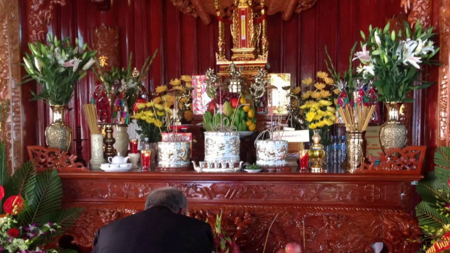 Không đặt bàn thờ thẳng cửa chính