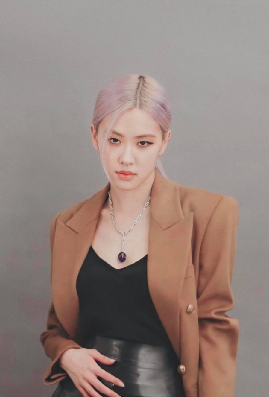 Vẫn là áo 2 dây như giờ là màu đen kết hợp cùng blazer vai ngang màu nâu bò nhìn cực sang và tôn da