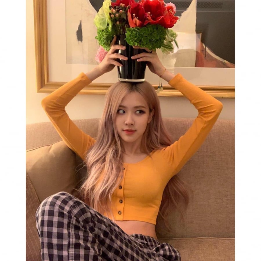 Áo len mỏng dáng croptop kết hợp cùng quần vải ống suông họa tiết caro đang là xu hướng thời trang hot hit năm nay