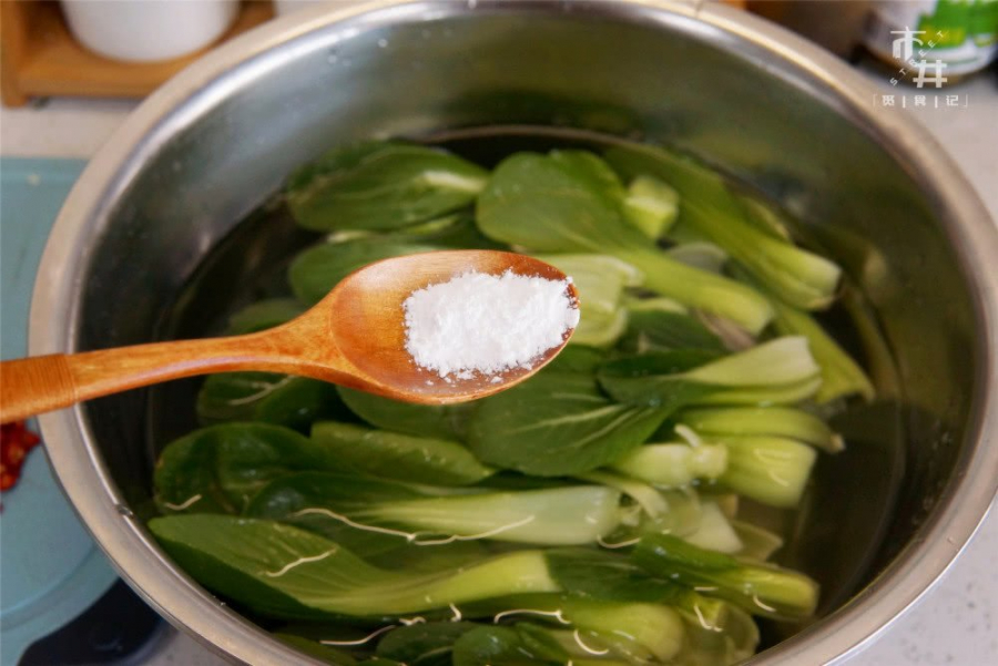 Bỏ chút muối vào rửa rau