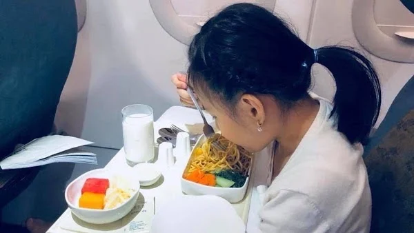 Bé Bánh Gạo đã ra dáng thiếu nữ và cực kỳ hiểu chuyện thông qua những chia sẻ thú vị từ người mẹ nổi tiếng.