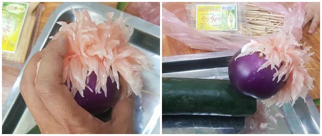 Lần lượt gắn các múi bưởi lên phần khung. Sử dụng tăm để ghim chặt các múi bưởi vào khung.