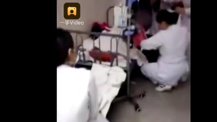 Hậu quả của vụ đầu độc khiến nhiều trẻ nhập viện và một học sinh tử vong (Ảnh: Thời báo  Hoàn Cầu)