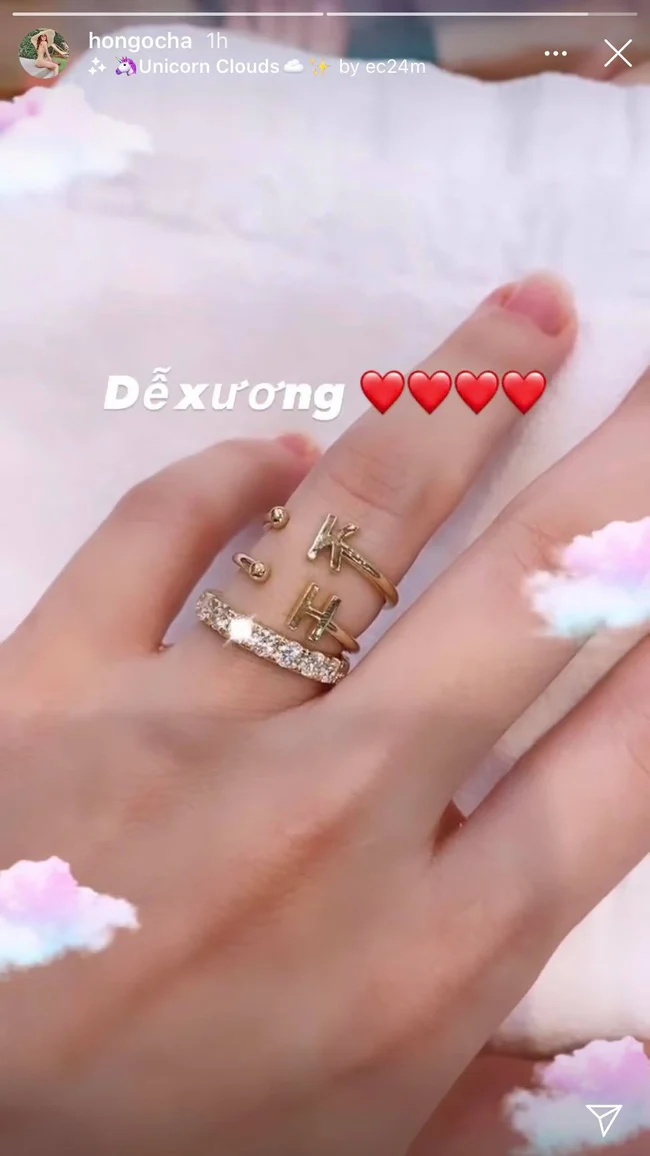 Mới đây, Hà Hồ đăng tải hình ảnh bàn tay mình, tranh thủ khoe chiếc nhẫn kim cương khủng và một chiếc nhẫn có khắc chữ cái đầu tên của cô cùng bạn trai Kim Lý. Không biết giá trị chiếc nhẫn nhưng nhìn vào đây ai cũng phải ngưỡng mộ vì vật đính ước tình cảm của hai người. Dù hẹn hò nhiều năm, còn sắp đón một cặp sinh đôi chào đời nhưng tình cảm giữa Hồ Ngọc Hà và bạn trai Kim Lý vẫn vô cùng ngọt ngào như lúc mới yêu.
