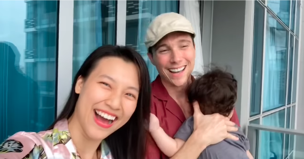 Hoàng Oanh vừa đăng tải video ghi lại Shbet16 chơi game trực tuyến ở Singapore cùng chồng Jack và quý tử. Cô đang trong 14 ngày cách ly theo yêu cầu của chính phủ. Hoàng Oanh chia sẻ: 