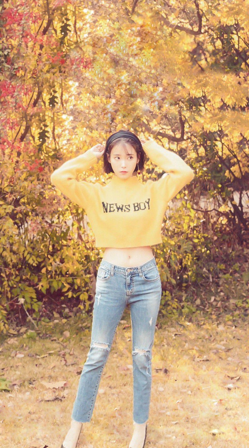 Đầu tiên, với chiếc áo sweater len mỏng dáng croptop, IU chọn kết hợp với 1 chiếc quần skinny jean rất tôn chân và tôn dáng