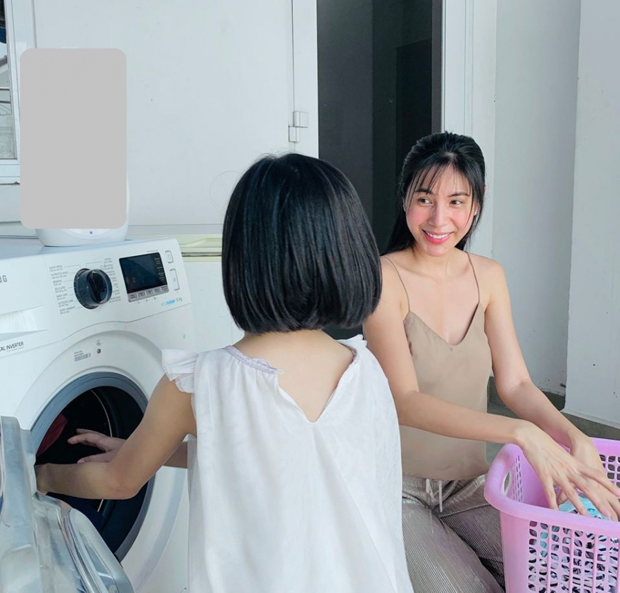 Bánh Gạo nay đã lớn còn biết phụ giúp mẹ việc nhà.