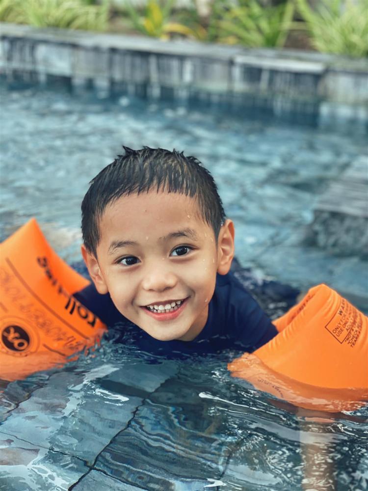 Ánh mắt tươi sáng, nụ cười rạng rỡ của hotboy nhí.