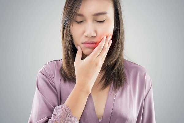 Uống ít nước, thay nước lọc bằng nước ngọt, không kiểm tra răng định kỳ... là những nguyên nhân khiến cô gái trẻ 25 tuổi bị hỏng 10 chiếc răng. (Ảnh minh họa)