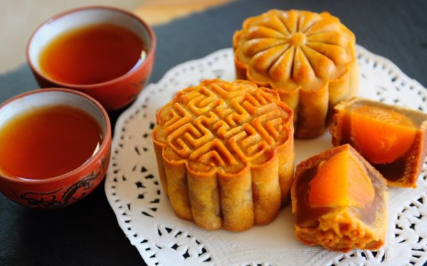 Bánh Trung thu thơm ngon nhưng lại không phải là thực phẩm tốt cho sức khỏe vì chúng chứa quá nhiều đường và chất béo