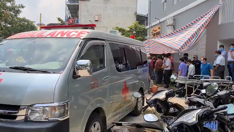 Các lực lượng chức năng phải tiến hành xả thải khí độc để đưa nạn nhân ra ngoài