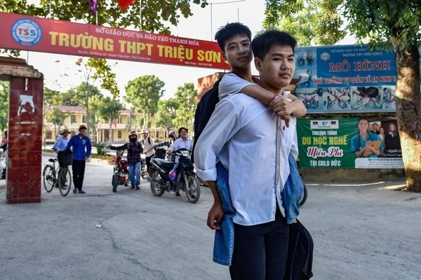 Hiếu ước mơ học đại học Y Hà Nội và muốn trở thành bác sĩ để chữa lành chân cho bạn, thế nhưng em thiếu 0,25 điểm