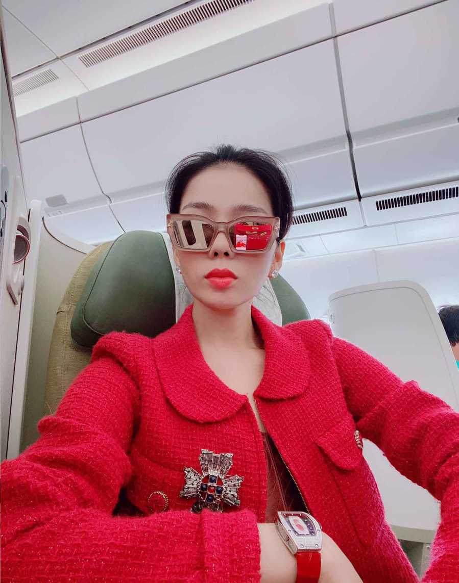 huong-giang-cu-moi-lan-ngoi-xe-sang-la-lai-chieu-dai-fan-xu-huong-thoi-trang-moi-q2-1601697646-221-width1612height2048
