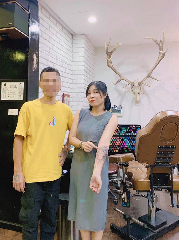 MC Hoàng Linh khoe hình xăm mới toanh và khá táo bạo trên cánh tay đó là hình đầu sư tử cài một bông hoa.