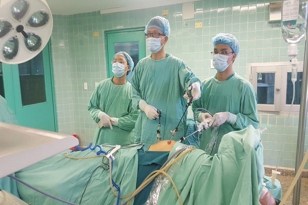 Các bác sĩ Shbet888 tiền thưởng cực khủng và hút ra 2,5 lít nước tiểu trong bụng của bệnh nhân.