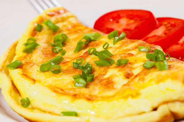 Không nên bổ nước mắm vào rán trứng