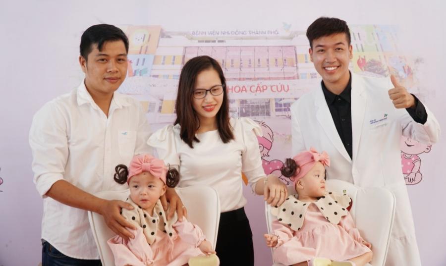 Chị em song Nhi cùng bác sĩ Nguyễn Cát Phương Vũ
