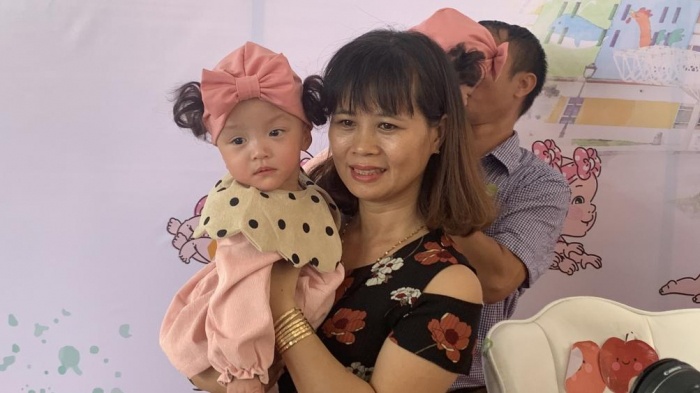 Biết tin Trúc Nhi- Diệu Nhi xuất viện, nhiều người dân đã đến bệnh viện  để chúc mừng 2 bé