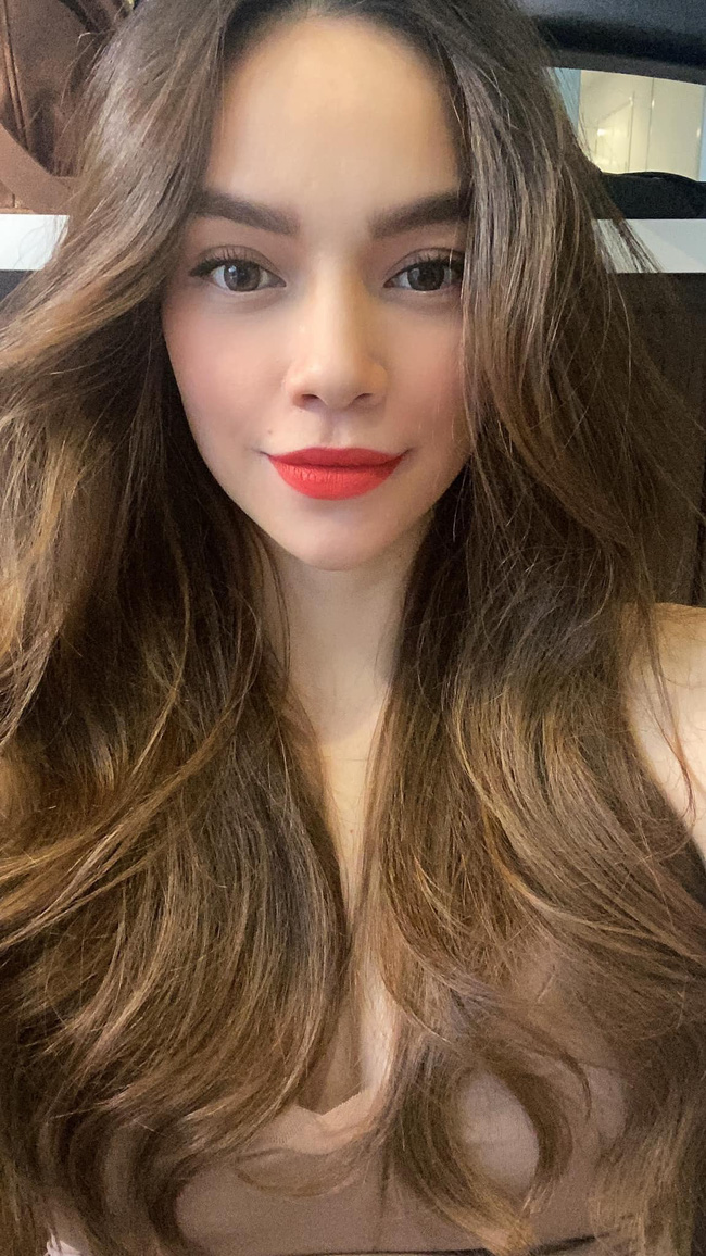 Mới đây, Hồ Ngọc Hà thu hút mọi sự chú ý khi chia sẻ hình ảnh selfie, dù đang ở những tháng cuối thai kỳ nhưng bà bầu vẫn trang điểm đậm để giữ được vẻ sắc sảo, quyến rũ. Đáng chú ý, cô còn viết kèm dòng chia sẻ: “Tháng 11 này sẽ thật đặc biệt với Hà, tháng sinh nhật của Hà, sinh nhật của Kim. Năm nay sẽ còn đặc biệt hơn nên Hà muốn có những điều đặc biệt dành tặng cho những ai luôn ủng hộ mình”. Nhiều người cho rằng “điều đặc biệt” mà cô nhắc đến trong năm nay rất có thể là việc đón cặp song sinh chào đời. Theo tiết lộ, thời điểm cặp song sinh của cô và Kim Lý chào đời sẽ rơi vào tháng 11/2020.
