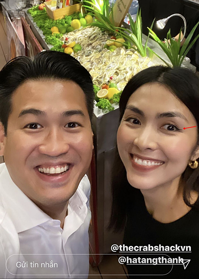 Em chồng Phillip Nguyễn vừa đăng ảnh cùng chị dâu Hà Tăng khi đến ủng hộ nhà hàng của nữ diễn viên. Nhan sắc xinh đẹp của Hà Tăng khiến nhiều người cảm thấy ngưỡng mộ bởi cô năm nay cũng đã 34 tuổi. Tuy nhiên, ở bức ảnh cận mặt, Hà Tăng bất ngờ để lộ dấu hiệu lão hóa với các nếp nhăn quanh mắt. Dù điều này không thể làm lu mờ nhan sắc của cô nhưng cho thấy kể cả 