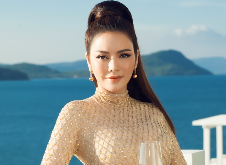 Lý Nhã Kỳ bị cho là cố tình bẻ giọng nói thật để trở nên điệu đà, thu hút sự chú ý hơn. Mới đây, cô đã giải thích rõ những hiểu lầm. Cô cho rằng vì cách nói chuyện chậm rãi, có phần trịnh trọng nên cô thường xuyên bị nhiều người chỉ trích cho rằng mình đang cố giả tạo. Cô đính chính: 