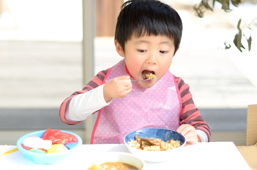 Cho bé ăn sáng đúng giờ tốt cho sức khỏe